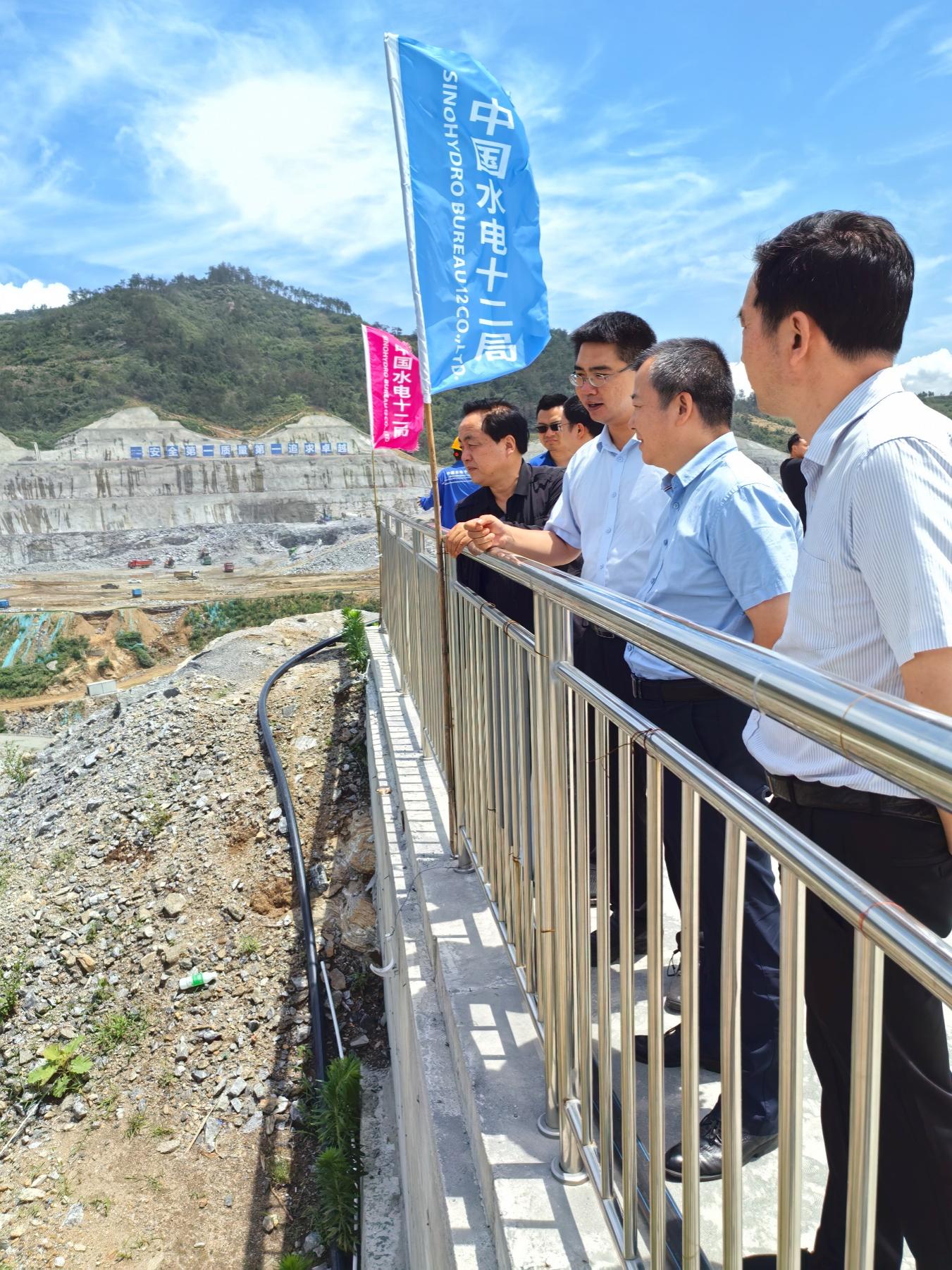 男人站在桥边AI 生成的内容可能不正确。