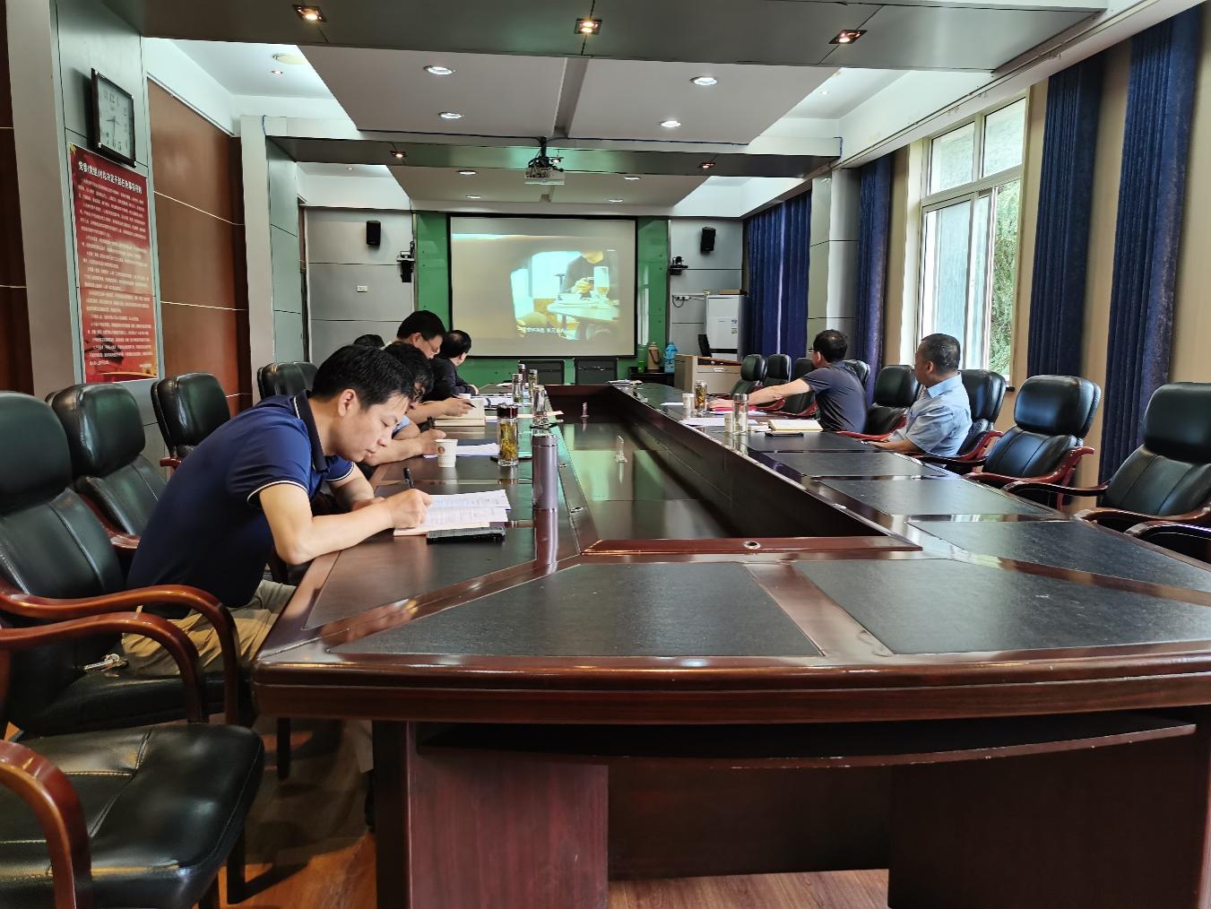 一群人在餐厅用餐描述已自动生成