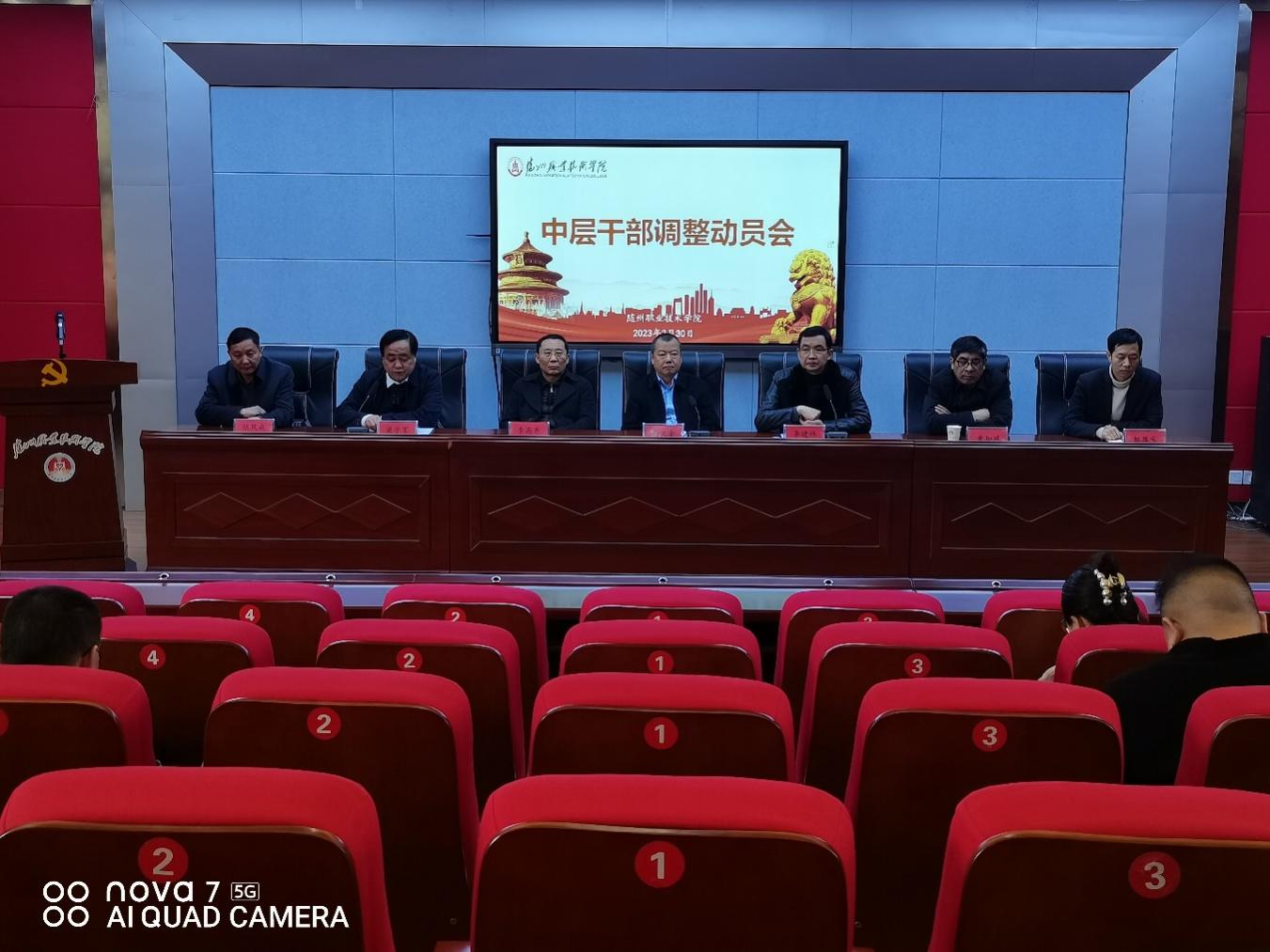 图片包含 建筑, 前, 站, 礼堂描述已自动生成